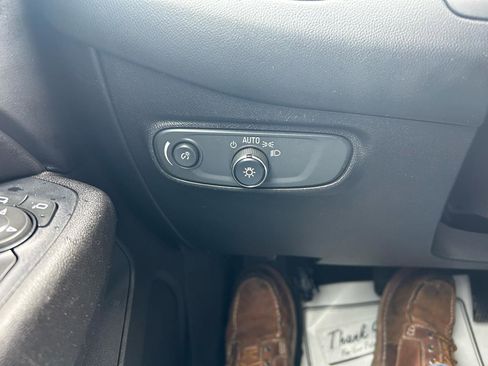 Used 2018 Chevrolet Equinox LT FWD image 25