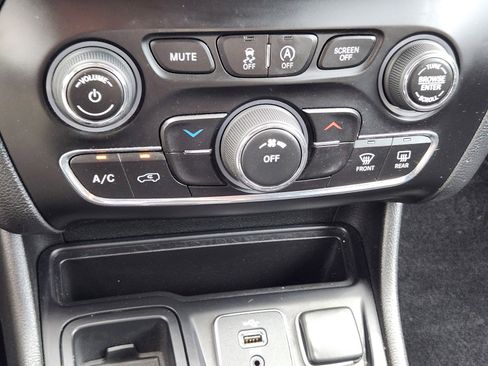 Used 2019 Jeep Cherokee Latitude w/ Popular Appearance Group FWD image 14