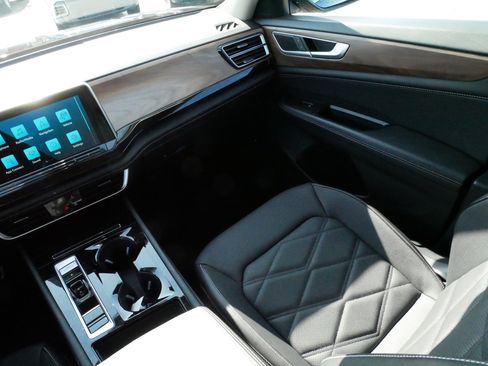 Used 2025 Volkswagen Atlas SE image 11