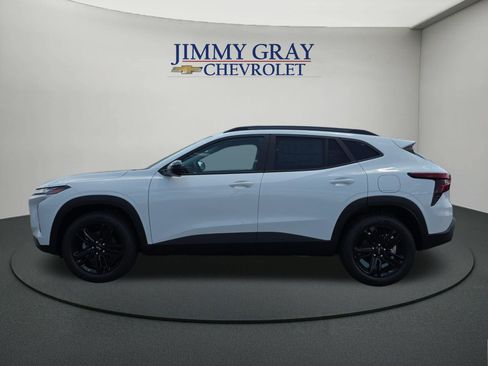 New 2026 Chevrolet Trax ACTIV FWD image 2