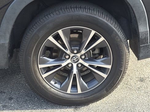 Used 2018 Toyota Highlander LE FWD image 33