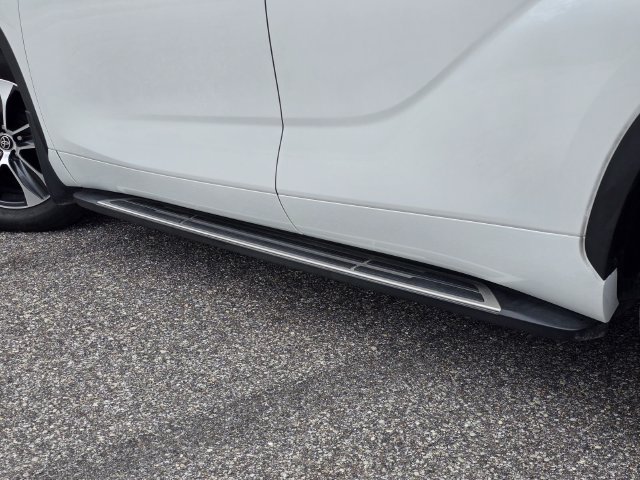 Used 2025 Toyota Highlander XLE FWD image 31