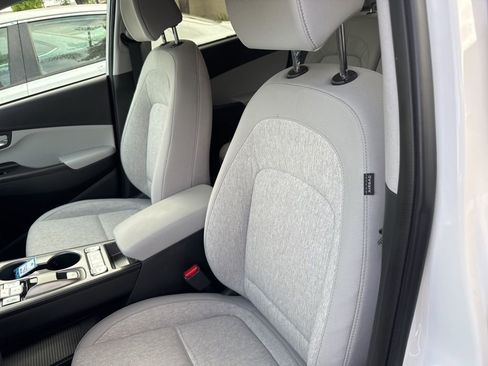 Used 2023 Hyundai Kona SE image 6