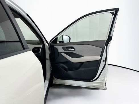 Used 2023 Nissan Rogue SV image 30