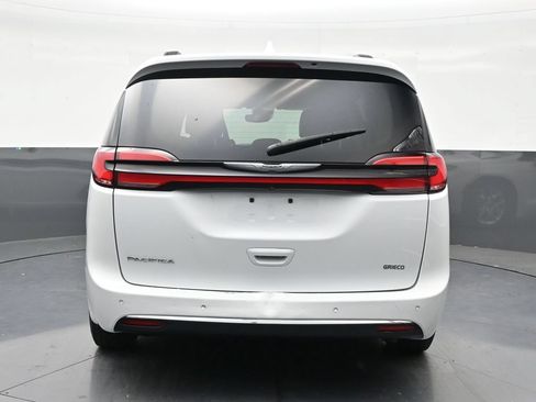 Used 2022 Chrysler Pacifica Touring-L FWD image 4