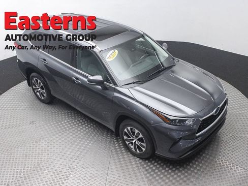 Used 2022 Toyota Highlander XLE AWD/4WD image 3