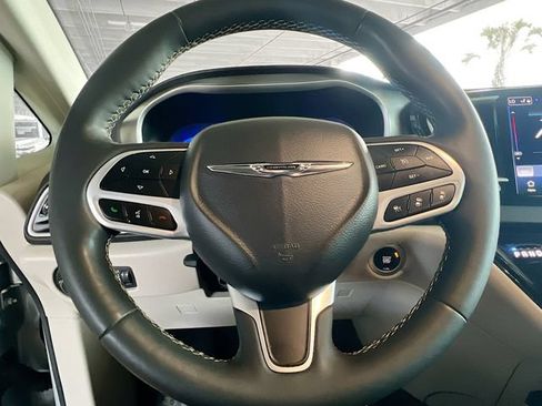 Used 2024 Chrysler Pacifica Touring-L FWD image 16