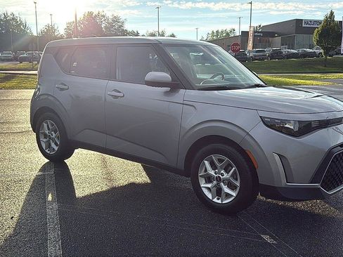 Used 2023 Kia Soul LX w/ Option Group 015 FWD image 2