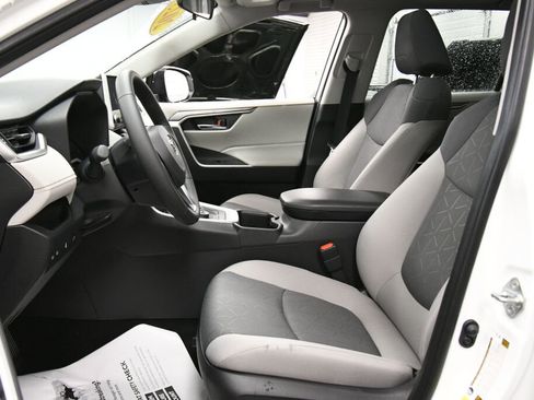 Used 2025 Toyota RAV4 XLE w/ Convenience Package image 9