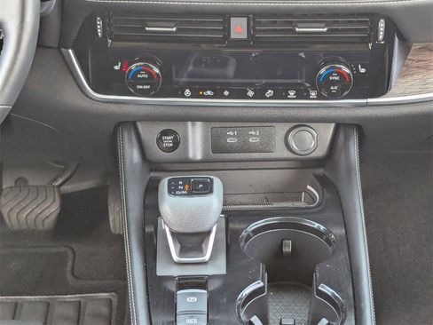 Used 2025 Nissan Rogue Platinum image 24