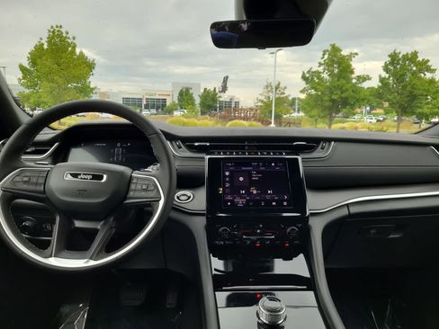 New 2025 Jeep Grand Cherokee Laredo X w/ Luxury Tech Group I image 18