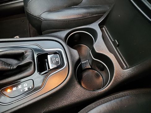 Used 2019 Jeep Cherokee Limited FWD image 32