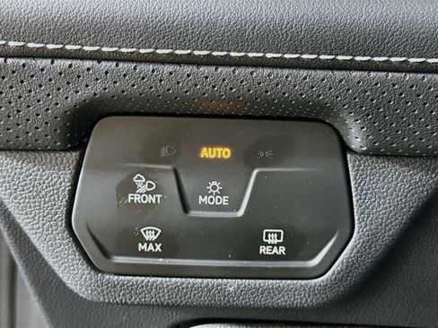 Used 2025 Volkswagen Atlas SE FWD image 17