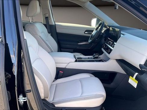 New 2026 Nissan Pathfinder SL w/ SL Premium Package FWD image 10