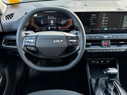 New 2025 Kia K4 LXS image 16