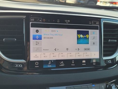Used 2025 Chrysler Pacifica Select FWD image 9