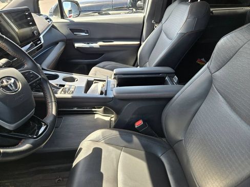 Used 2021 Toyota Sienna XSE FWD image 3