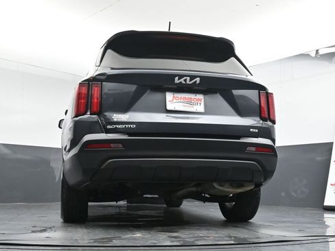 Used 2023 Kia Sorento LX image 39