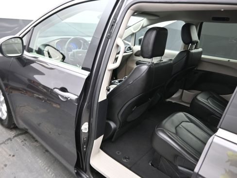 Used 2021 Chrysler Voyager Lxi image 17