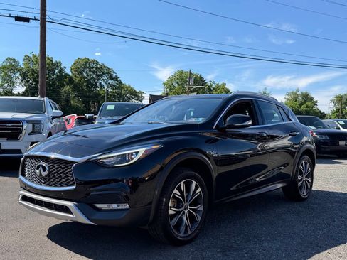 Used 2018 INFINITI QX30 Premium w/ Navigation Package AWD/4WD image 3