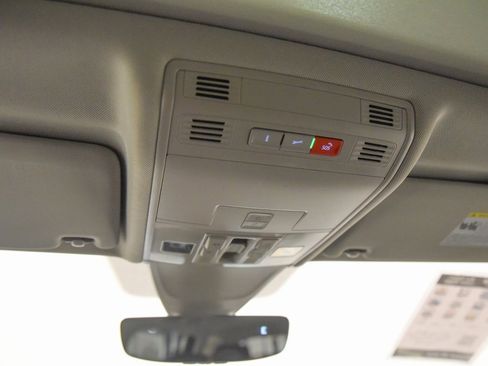 Used 2021 Volkswagen Tiguan SEL image 31