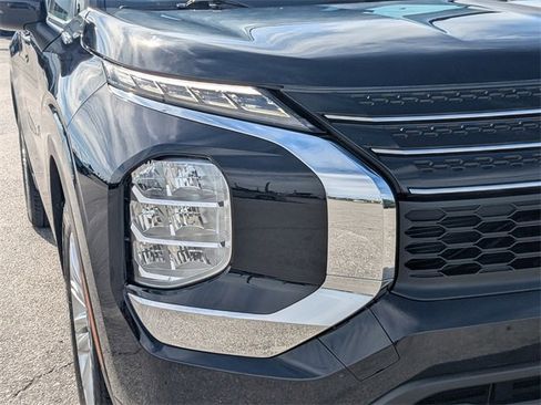 Used 2023 Mitsubishi Outlander ES image 9