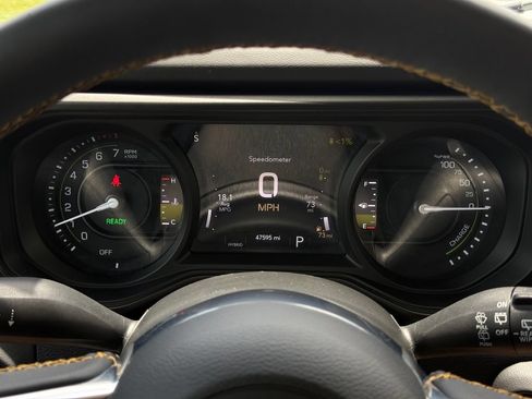 Used 2024 Jeep Wrangler Unlimited Sahara AWD/4WD image 16