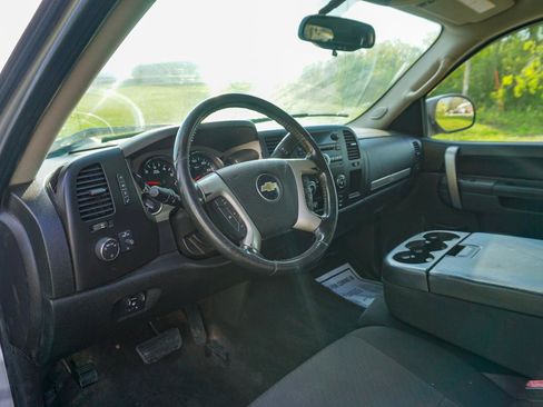 Used 2010 Chevrolet Silverado 2500 LT w/ Interior Plus Package AWD/4WD image 16