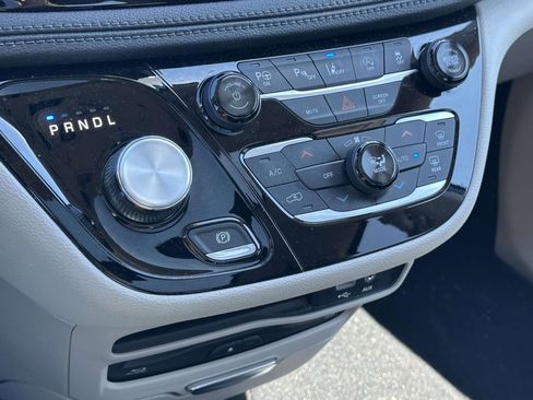 Used 2018 Chrysler Pacifica Limited w/ Tire & Wheel Group image 29