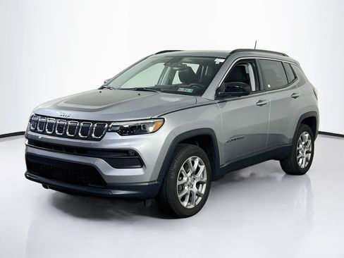 Used 2022 Jeep Compass Latitude w/ Sun and Sound Group AWD/4WD image 1