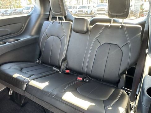 New 2026 Chrysler Pacifica Select image 21