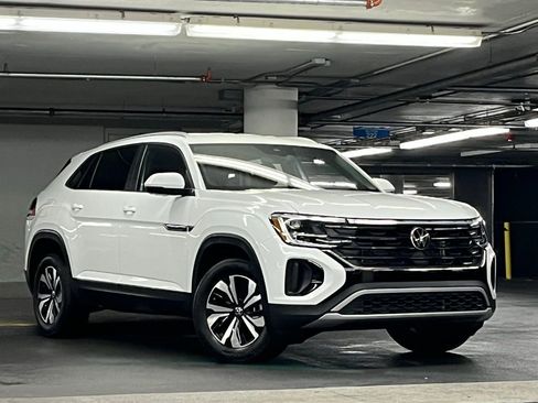 Used 2025 Volkswagen Atlas Cross Sport SE image 2
