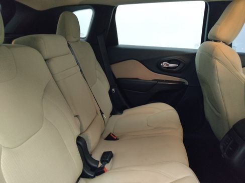 Used 2015 Jeep Cherokee Latitude w/ Cold Weather Group AWD/4WD image 19