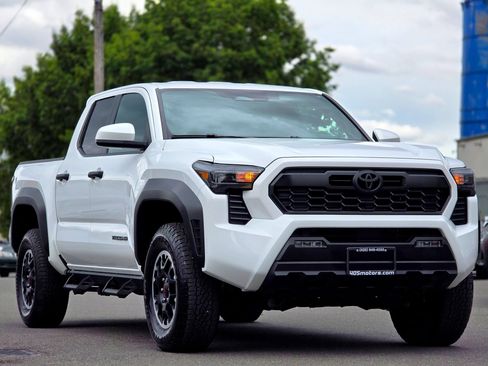 Used 2025 Toyota Tacoma TRD Off-Road AWD/4WD image 2