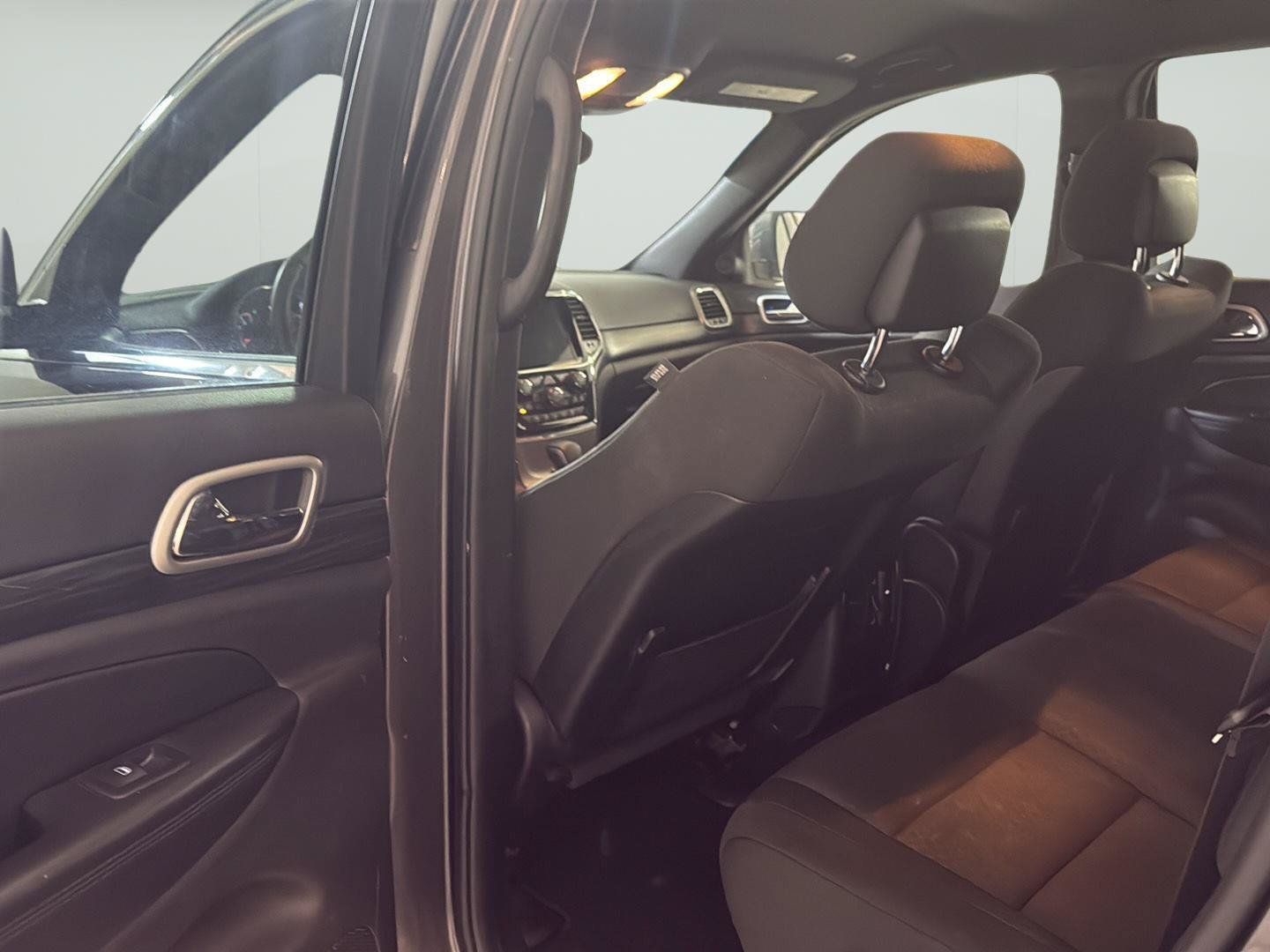 Used 2019 Jeep Grand Cherokee Laredo w/ 18" Wheel & 8.4" Radio Group AWD/4WD image 14