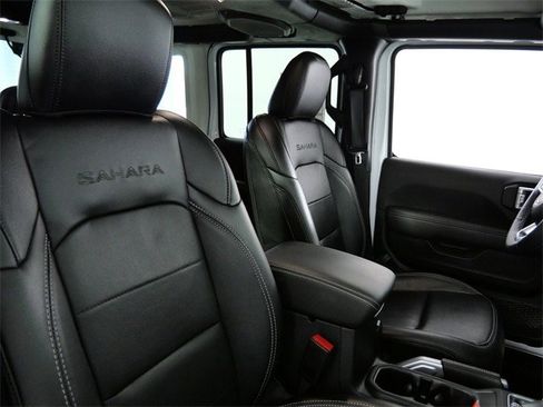 Used 2022 Jeep Wrangler Unlimited Sahara w/ Cold Weather Group image 12