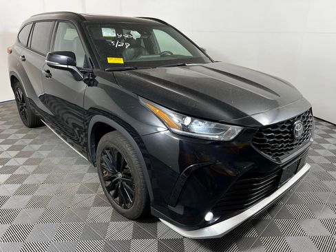 Used 2025 Toyota Highlander XSE AWD/4WD image 3