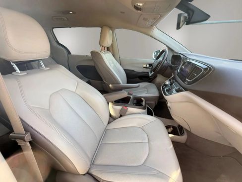 Used 2017 Chrysler Pacifica Touring-L Plus FWD image 17