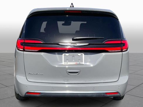 Used 2025 Chrysler Pacifica Select image 5