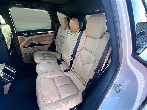 Used 2018 Porsche Cayenne Platinum Edition w/ Premium Package image 25