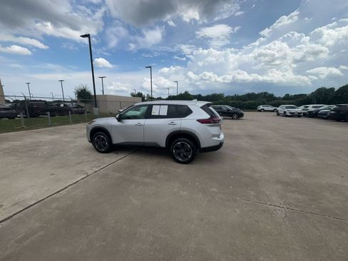 Used 2025 Nissan Rogue SV FWD image 8