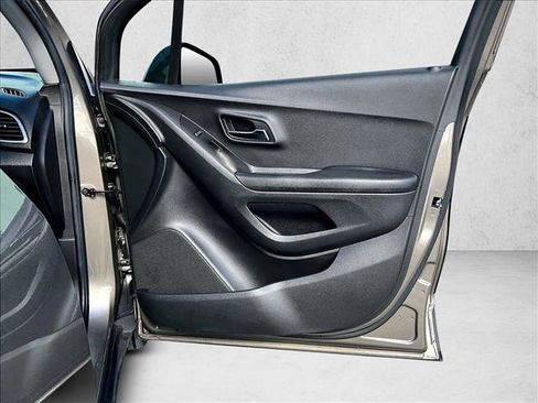 Used 2021 Chevrolet Trax LT w/ Driver Confidence Package image 19