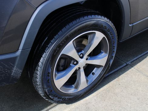 Used 2019 Jeep Cherokee Limited w/ Luxury Group image 40