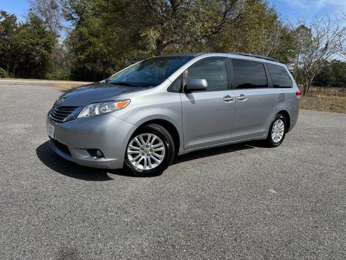 Used 2013 Toyota Sienna XLE FWD image 29