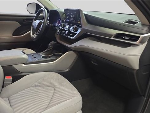 Used 2023 Toyota Highlander L image 13