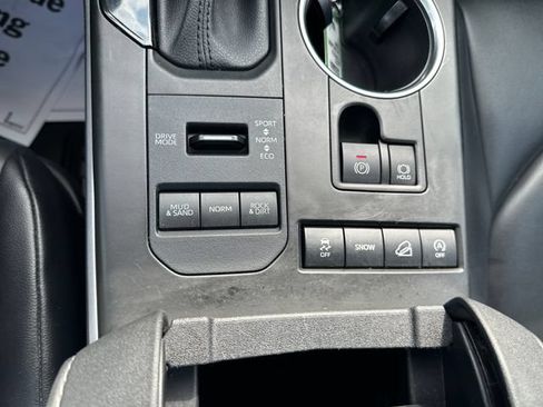 Used 2021 Toyota Highlander XLE AWD/4WD image 17