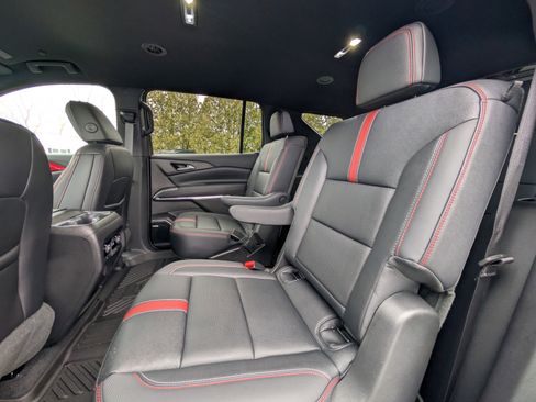 Used 2025 Chevrolet Traverse RS image 35