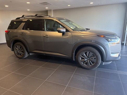 Used 2024 Nissan Pathfinder SV image 6