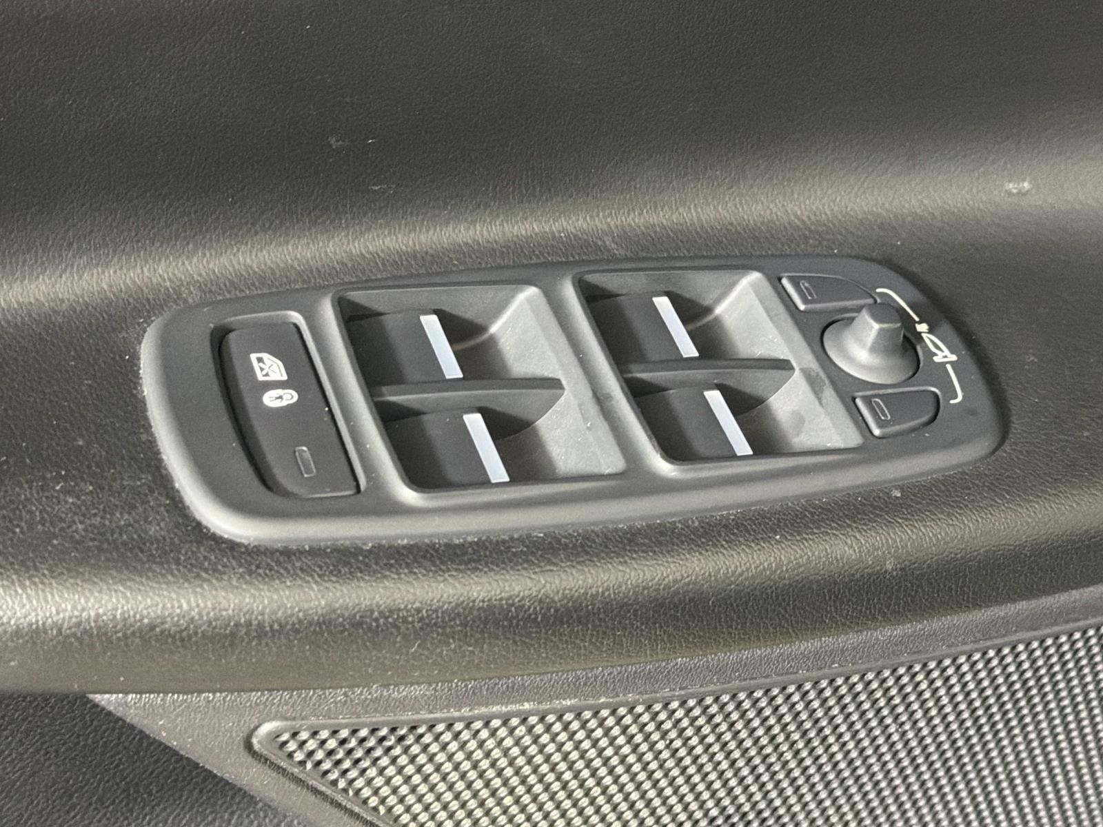 Used 2017 Jaguar XE Premium AWD/4WD image 16
