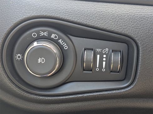 Used 2015 Jeep Renegade Limited w/ Advanced Technology Group image 26